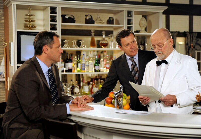 ARD ROTE ROSEN FOLGE 1163, am Mittwoch (07.12.11) um 14:10 Uhr im ERSTEN. Alfred (Rolf Nagel. r. mit Hermann Toelcke, M.) erfährt durch Torben (Joachim Kretzer, l.), dass sich ein Rechtsstreit jahrelang hinziehen kann. – Bild: ARD/​Nicole Manthey