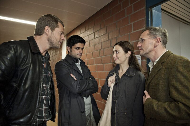 Mick (Henning Baum, l.) und Andreas (Maximilian Grill, 2.v.l.) sind doch sehr überrascht, als ihnen klar wird, dass Susi Zinsmeister (Julia Richter, 2.v.r.) von Florian Schuster (Tim Wilde, r.) unterrichtet wird … – Bild: SAT.1 /​ Martin Rottenkolber