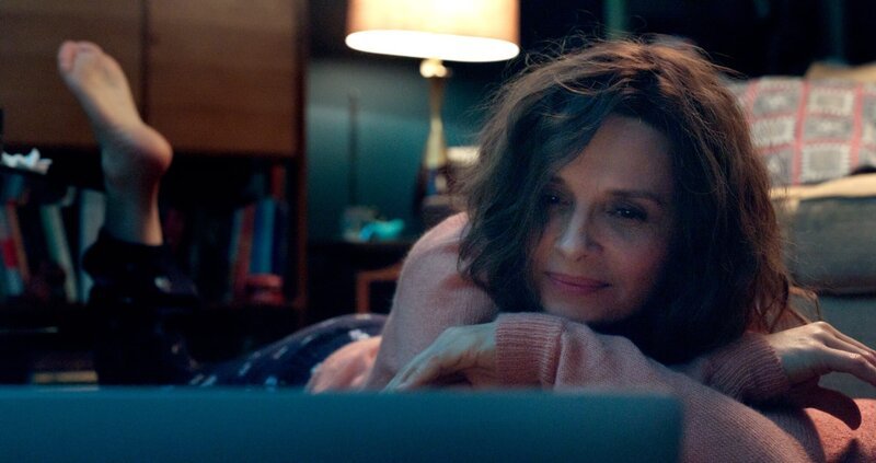 Claire Millaud (Juliette Binoche) taucht in eine virtuelle Parlallelwelt. – Bild: WDR/Alamode/Wildbunch Claire Millaud (Juliette Binoche) taucht in eine virtuelle Parlallelwelt. – Bild: WDR/Alamode/Wildbunch