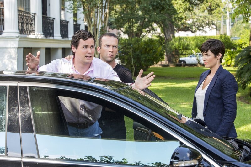 Als sich herausstellt, dass jede Spur von der Frau des ermordeten Chief Warrant Officer William Reed fehlt, versuchen Lasalle (Lucas Black, M.) und Brody (Zoe McLellan, r.) bei deren Bruder Oliver Huntington (Gabriel Olds, l.) etwas herauszufinden … – Bild: CBS Broadcasting Inc.