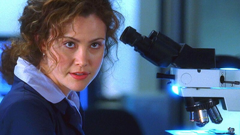 Chandra Moore (Reiko Aylesworth) ist die neue resolute Assistentin des CSI-Labors. – Bild: TVNOW /​ CBS