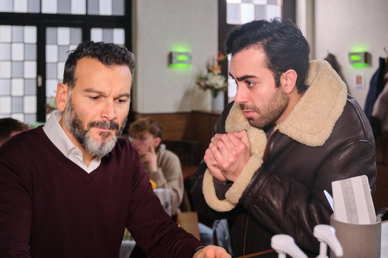 Ferhat (Mehmet Kucak, l.) stößt Baris (Metehan Demiröz) vor den Kopf. +++ Die Verwendung des sendungsbezogenen Materials ist nur mit dem Hinweis und Verlinkung auf RTL+ gestattet. +++ – Bild: RTL /​ Stefan Behrens /​ Die Gretchenfrage