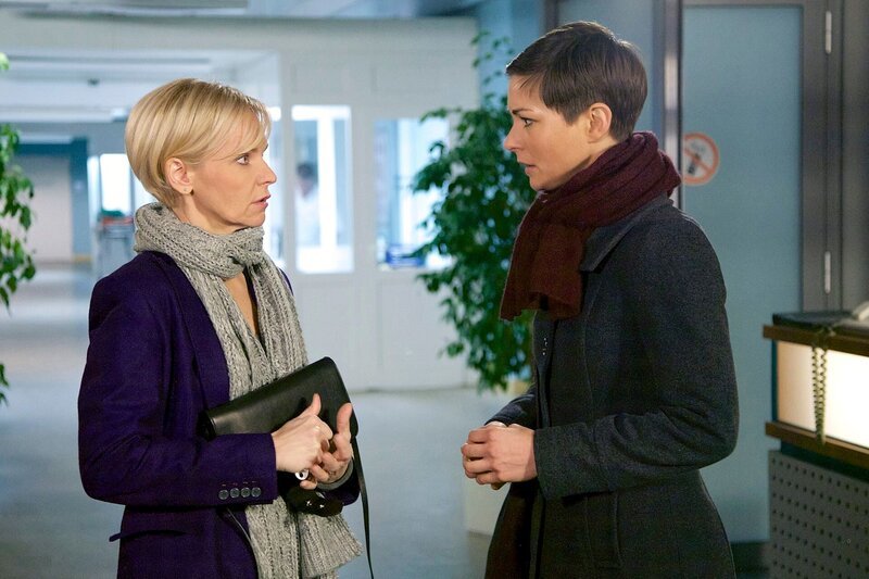 Anja Franks (Henriette Richter-Röhl, rechts) Mutter und Dr. Kathrin Globischs (Andrea Kathrin Loewig) Patientin Jutta Frank ist verschwunden. Kathrin hatte Jutta gerade mit dem Verdacht konfrontiert, dass Jutta möglicherweise an Demenz leidet. Jutta ist vor der Wahrheit geflohen, die sie selbst schon ahnte. – Bild: MDR/​Saxonia/​Wernicke