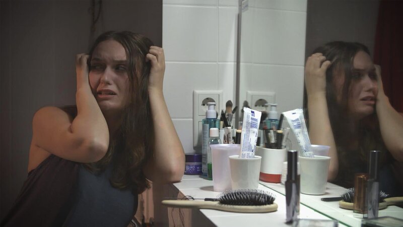 Sandra Schust sitzt verängstigt auf der Toilette. – Bild: TLC