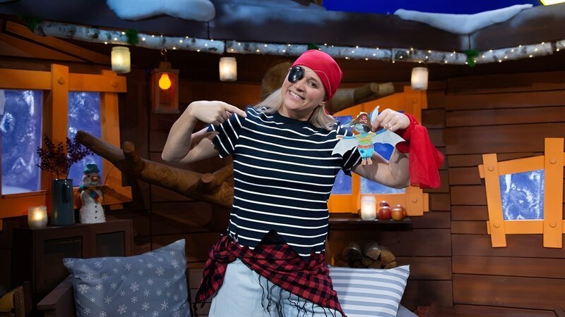 Piratenfidi als Anziehpuppe bei MACH MiT! 1 – Bild: KiKA