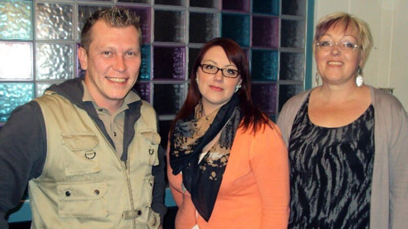 Trödelprofi Otto Schulte (li.) mit Laura (Mitte) und Helga (re.) – Bild: RTL II