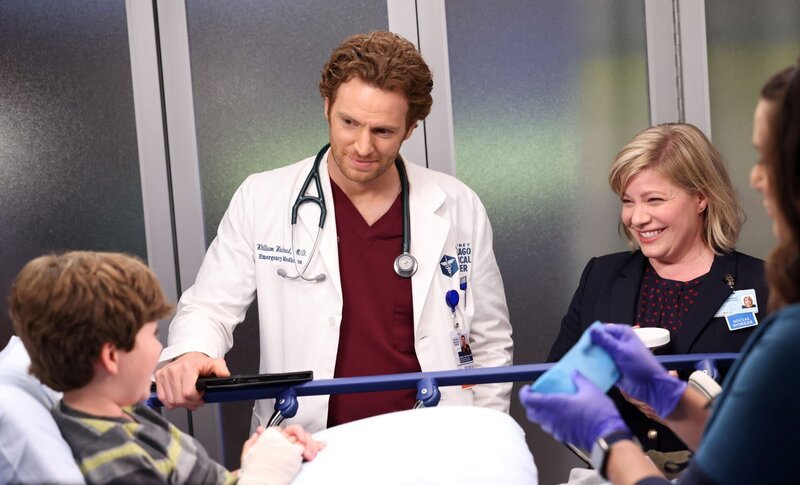 (l-r) Cade Thomas Woodward als Henry Mitchell, Nick Gehlfuss als Will Halstead, Jodi Kingsley als Madeline Woodward – Bild: © 2022 Universal Television LLC. All Rights Reserved.