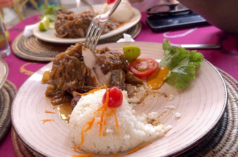 Einem leckeren Chicken Yassa kann kaum jemand widerstehen. Für das senegalesische Gericht braucht man Hähnchen, Zitronen und Zwiebeln. – Bild: Elephant Doc