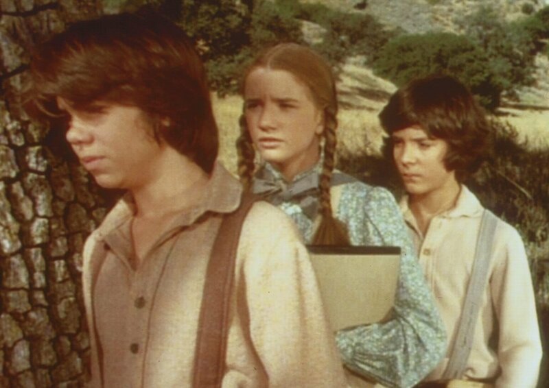 Andrew (Patrick Laborteaux, re.) ist verzweifelt. Vergeblich versuchen Laura (Melissa Gilbert, Mi.) und Albert (Matthew Laborteaux, re.) ihren Freund aufzuheitern. – Bild: Sat.1 Gold