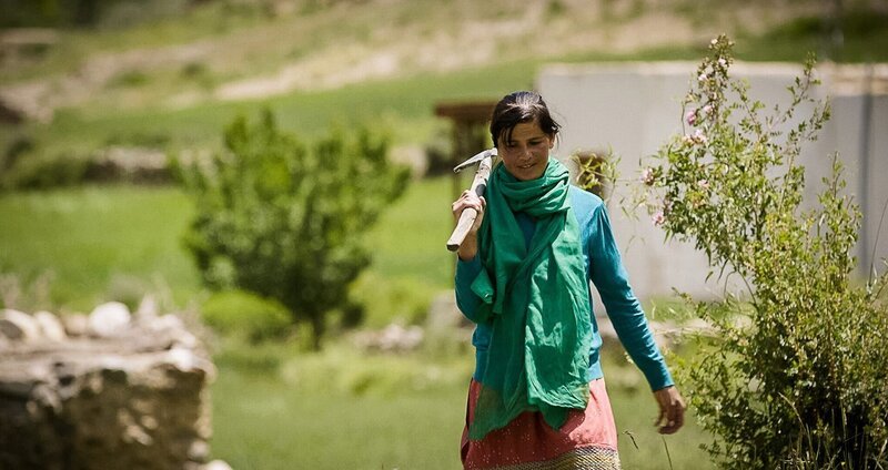  Die Frauen aus dem Dorf Shimshal wollen, genauso wie die Männer, als Bergführerinnen Geld verdienen. – Bild: ORF/​Newdocs/​Hans Jakobi