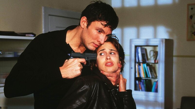 Gefängnis-Psychologe Matthias Goran (Dieter Bach) weiß keinen anderen Ausweg mehr, als Katrins (Tanya Neufeldt) Liebe mit der Waffe zu erzwingen. – Bild: RTL Deutschland