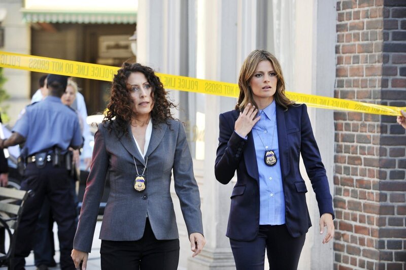 L-R: Rachel McCord (Lisa Edelstein) und Kate Beckett (Stana Katic) – Bild: PLURIMEDIA (ABC Studios)