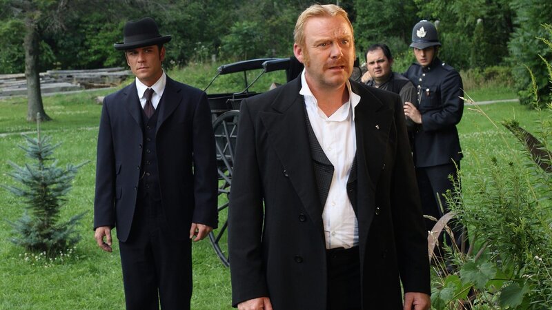 Detective William Murdoch (Yannick Bisson, l.), Inspector Thomas Brackenreid (Thomas Craig, vorne) – Bild: Shaftesbury Murdoch III Inc 2010 All Rights Reserved. Licensed by ITV Studios Ltd.