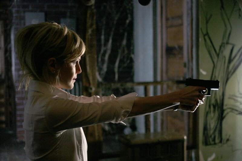 Auf wen hat Det. Lilly Rush (Kathryn Morris) sie Waffe gerichtet? Hat sie den wahren Täter im Visier? – Bild: Warner Bros. Television