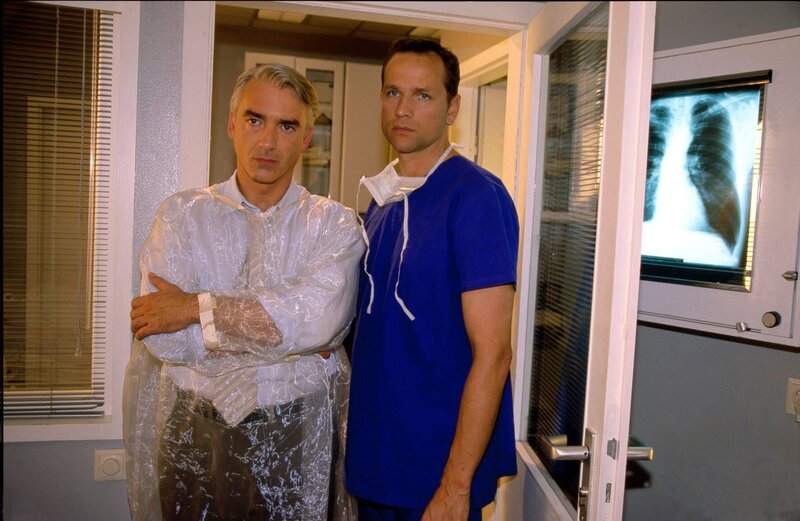 Felix (Christoph M. Ohrt, l.) erfährt von seinem Freund Christoph (Frank Behnke, r.), dass sein Vater einen Herzfehler hat und seit Jahren auf ein Spenderorgan wartet … – Bild: ATV2