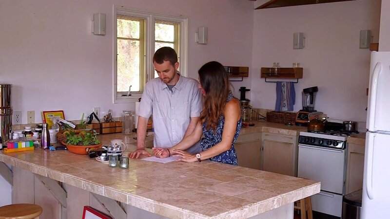 Brianna und Kyle, zwei ehrgeizige junge Leute mit hochgesteckten Zielen beschließen, ihre Heimat Kalifornien zu verlassen und nach Ghent in Belgien zu gehen, wo Kyle ein interessantes Jobangebot bekommen hat. Er möchte ein Apartment in der City, Brianna jedoch wünscht sich ein ökologisch gebautes Haus auf dem Land mit ausreichend Platz für Gäste und ihre Katzen. – Bild: Tanja Bachetzky /​ HGTV