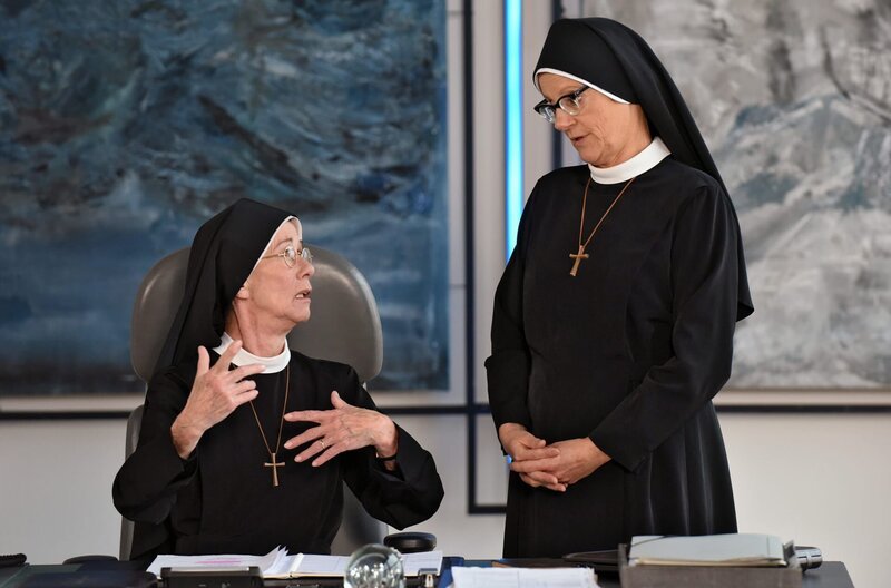 Schwester Felicitas (Karin Gregorek, l.) hat ihre eigenen Vorstellungen, wie sie das Amt der Oberin ausfüllen will. Von Schwester Hildegard (Andrea Sihler, r.) will sie sich nichts vorschreiben lassen. – Bild: ARD/​Barbara Bauriedl