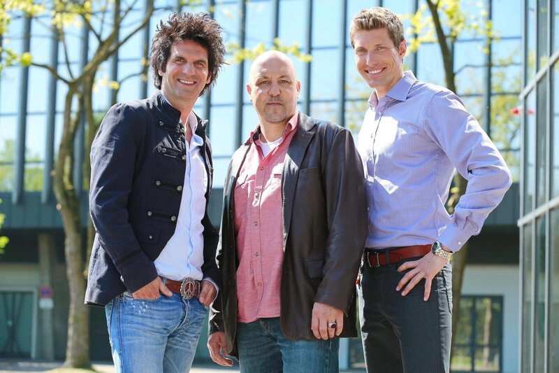 Die Versicherungsdetektive Patrick Hufen (l.), Timo Heitmann (r.) und der neutrale Sachverständige Ralph Schweda – Bild: RTL /​ Stefan Gregorowius