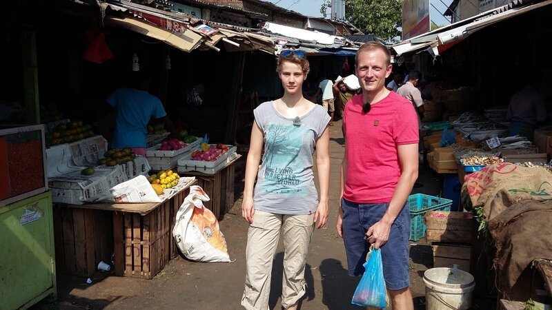 Nautik-Praktikantin Rahel und Zweiter Offizier Christian Baumann nutzen die Mittagspause, um an Land was zu essen. Rahel und Christian haben einen Markt gefunden. Vom geplanten Mittagessen ist aber weit und breit nichts zu sehen. – Bild: Bewegte Zeiten Filmproduktion GmbH/​BR/​Guido Felstermann