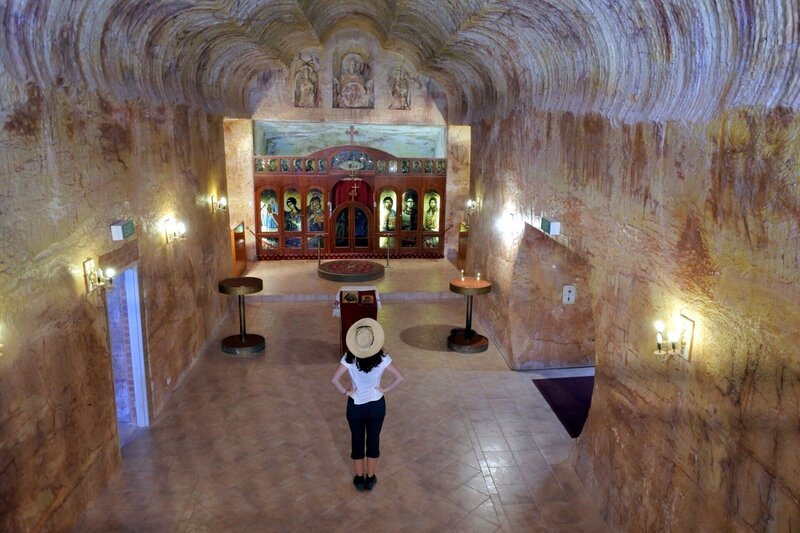 Eine unterirdische Kirche in einer alten Opalmine in Coober Pedy. Die Stadt Coober Pedy liefert den größten Teil des weltweiten Opals in Edelsteinqualität. – Bild: RAFAEL BEN ARI /​ Rafael Ben-Ari – stock.adobe.com