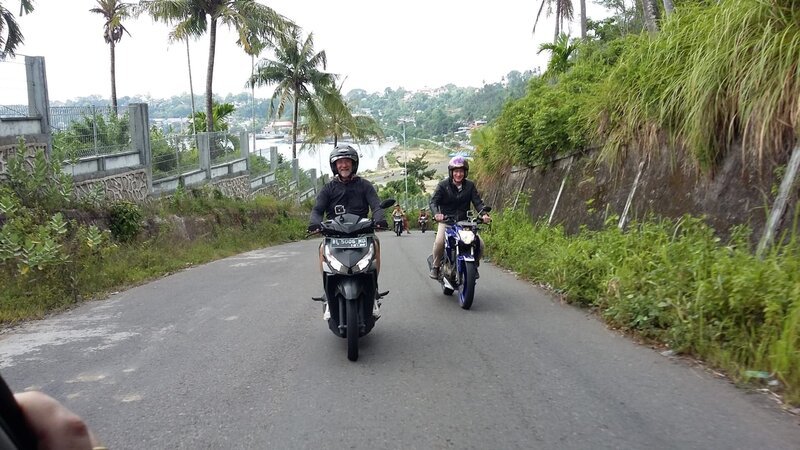 Schiffsarzt Winni Koller und Kapitän Elmar Mühlebach brechen zu einer Motorradtour auf. Winni darf auf einem Roller fahren, der Kapitän hat einen Motorradführerschein und darf die große Maschine nehmen. – Bild: Bewegte Zeiten Filmproduktion GmbH/​BR