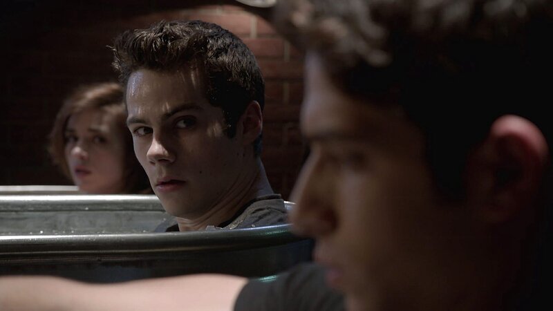 Von links: Allison (Crystal Reed), Stiles (Dylan O’Brien) und Scott (Tyler Posey) wollen ihre Eltern mit einer äußerst gefährlichen Aktion retten. – Bild: RTL II