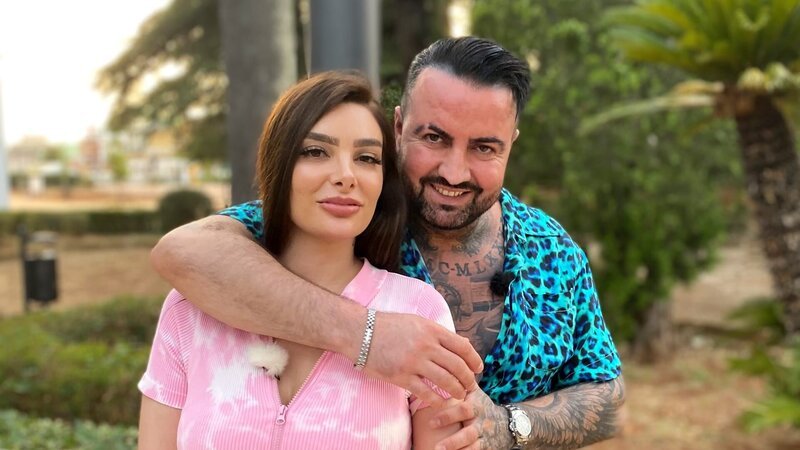 Nathalie wartet am Flughafen auf Cosimo, der wegen eines Events verspätet ist. Mit Flugangst fliegt sie schließlich allein nach Italien, wo die Location-Besichtigung in Gefahr ist. Schafft es der „Checker vom Neckar“ dennoch rechtzeitig? – Bild: RTLZWEI /​ Picture Puzzle Medien
