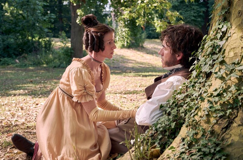 Karl Friedrich (Alexander Khuon, re.) stirbt. Elisabeth (Katrin Heß, li.) trauert um ihn. – Bild: WDR/​BBC Studios/​Frank Dicks