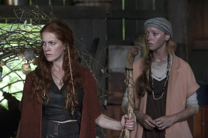 Gillian Alexy as G’Winveer Farrell, Johanna McGinley as Annalivia Farrell. – Bild: Sony Pictures Television Inc.