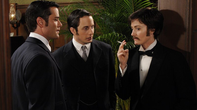 L-R: William Murdoch (Yannick Bisson), George Crabtree (Jonny Harris), Katie Powers (Zoie Palmer) – Bild: AXN White