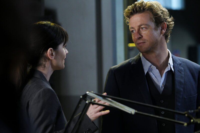 Ermitteln in einem neuen Mordfall: Patrick (Simon Baker, r.) und Teresa (Robin Tunney, l.) … – Bild: Warner Bros. Television Lizenzbild frei