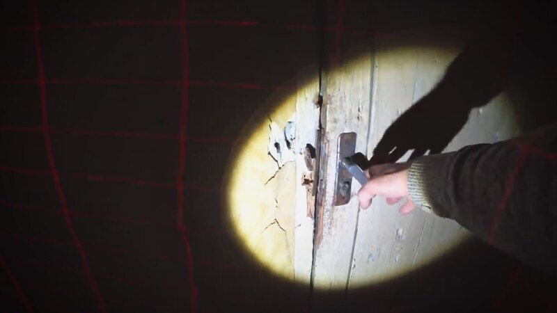 Ein Mann öffnet ein beleuchtetes Schloss. – Bild: TLC (DEUT)