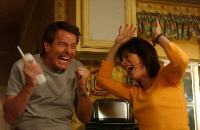 Sind total aus dem Häuschen, da Dewey gefunden wurde: Hal (Bryan Cranston, l.) und Lois (Jane Kaczmarek, r.) … – Bild: ViacomCBS