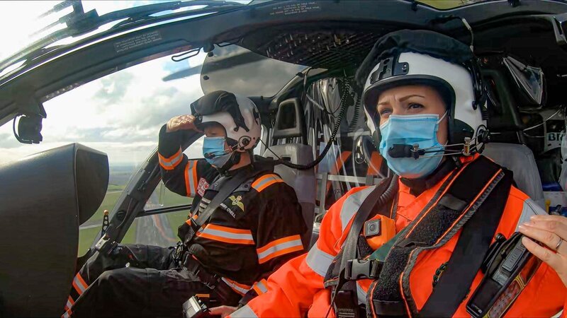 Rachel and Pilot Harry sitting in the font of the helicopter. – Bild: Discovery Networks /​ Air TV: 205750_S007_EP004_002.jp /​ Discovery Communications