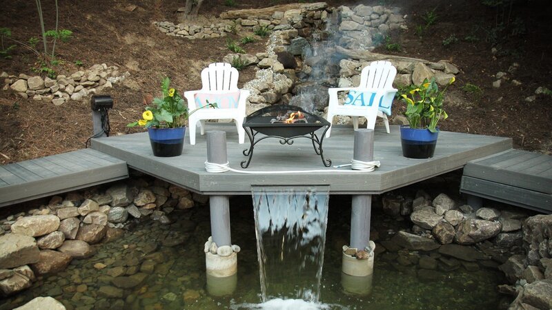 Der Garten von Rhoyge und Priscilla ist nicht familientauglich angelegt, ein gemeinsames Beisammensitzen aller Mitglieder ist nicht möglich. – Bild: HGTV