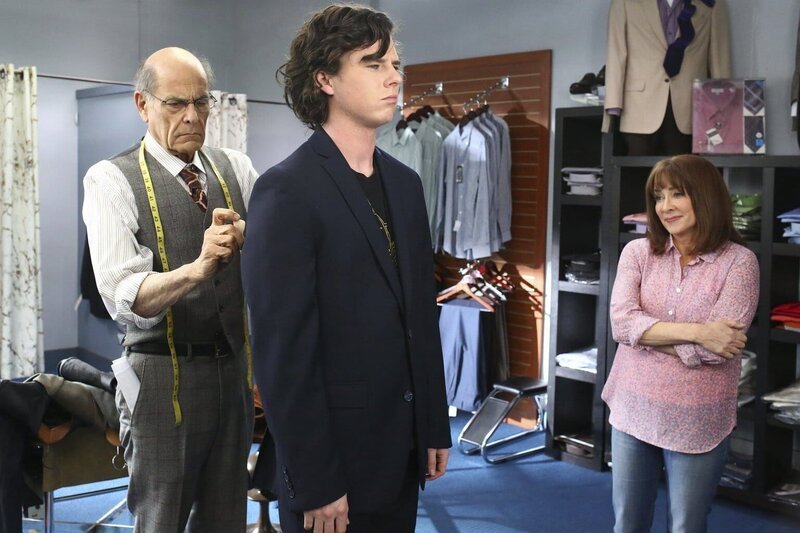 Wird der etwas gewöhnungsbedürftige Mort (Alan Rachins, l.) tatsächlich den passenden Anzug für Axl (Charlie McDermott, M.) finden oder muss Frankie (Patricia Heaton, r.) am Ende frustriert mit ihrem Sohn den Laden verlassen? – Bild: Warner Bros. Lizenzbild frei