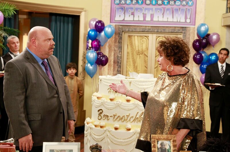 JESSIE – „Throw Momma From The Terrace“ – (DISNEY CHANNEL/​RON TOM) KEVIN CHAMBERLIN, LAINIE KAZAN – Bild: Courtesy of Disney+