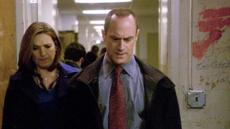 Nach einer Hochzeitsfeier wird im Keller eines Hotels die Leiche eines jungen Mannes gefunden, dessen Gesicht grausam entstellt wurde. Die Identifizierung stellt die Detectives Benson (Mariska Hargitay) und Stabler (Christopher Meloni) vor eine große Herausforderung. – Bild: TVNOW