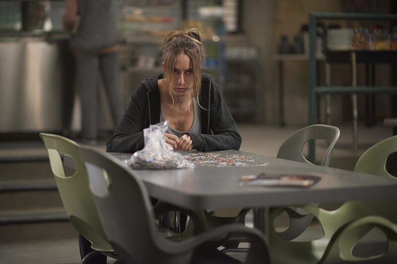 Weil sie B-positives Blut in sich trägt, wird Dutch (Ruta Gedmintas) von den Strigoi in einer ganz besonderen Einrichtung für besondere Zwecke festgehalten. Findet sie einen Fluchtweg? – Bild: 2017 FX Productions, LLC. All rights reserved. Lizenzbild frei