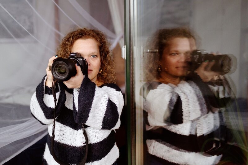 Wer in München auf Konzerte geht, hat Itje Kleinert schon im Einsatz erlebt: Als Fotografin „Käthe deKoe“ fotografiert sie viele bekannte Bands. Die Autodidaktin ist in der Kunstszene bekannt. – Bild: ZDF und Simon Koy