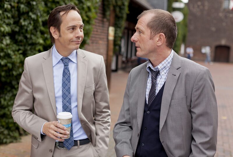 Richter Klaus Wagenführ (Martin Lindow, r.) möchte, dass Bulitta (Moritz Lindbergh, l.) eine Verteidigung übernimmt. – Bild: 2011 Westdeutscher Rundfunk /​ EIKON West GmbH /​ Frank Dicks Lizenzbild frei