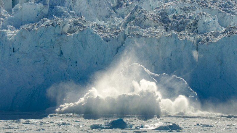 Mit jedem Kalben eines Eisberges vom Grönländischen Eisschild gelangt Süßwasser in den Ozean. Mittlerweile ist Grönland für mehr als ein Viertel des gesamten globalen Meeresspiegelanstiegs verantwortlich. – Bild: BBC / ZDF Mit jedem Kalben eines Eisberges vom Grönländischen Eisschild gelangt Süßwasser in den Ozean. Mittlerweile ist Grönland für mehr als ein Viertel des gesamten globalen Meeresspiegelanstiegs verantwortlich. – Bild: BBC / ZDF