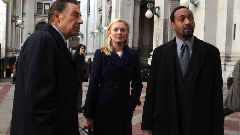 Det. Lennie Briscoe (Jerry Orbach, li.)bespricht mit seinem Team Serena Southerlyn (Elisabeth Röhm) und Det. Edward Green (Jesse L. Martin) den neuesten Fall: Der stellvertretende Staatsanwalt Daniel Tenofsky wurde ermordet im Central Park aufgefunden. – Bild: RTL