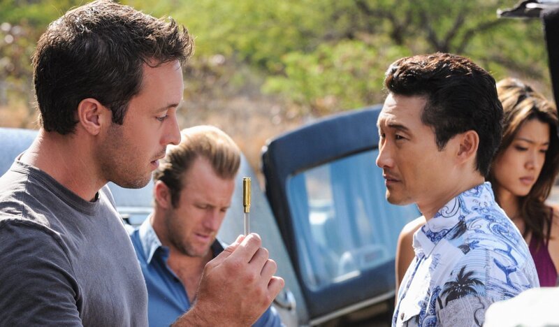 Als ein Motorrad-Polizist von einem Scharfschützen erschossen wird, während er einen Konvoi begleitet, werden Steve (Alex O’Loughlin, l.), Danny (Scott Caan, 2.v.l.), Chin (Daniel Dae Kim, 2.v.r.) und Kono (Grace Park, r.) damit beauftragt, den Täter zu fassen … – Bild: 2012 CBS Broadcasting, Inc. All Rights Reserved. Lizenzbild frei