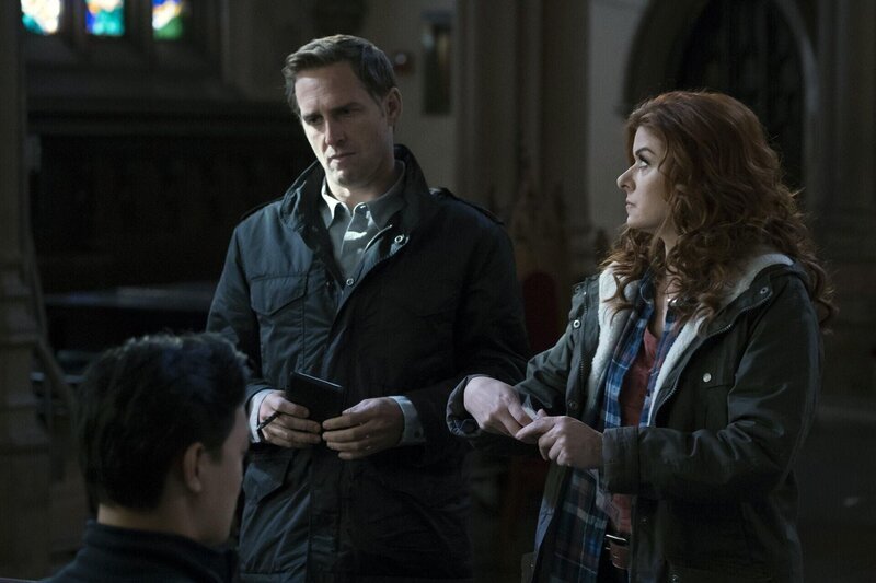 Ermitteln zusammen in einem neuen Fall: Laura (Debra Messing, r.) und Jake (Josh Lucas, l.) – Bild: Warner Bros. Entertainment, Inc.