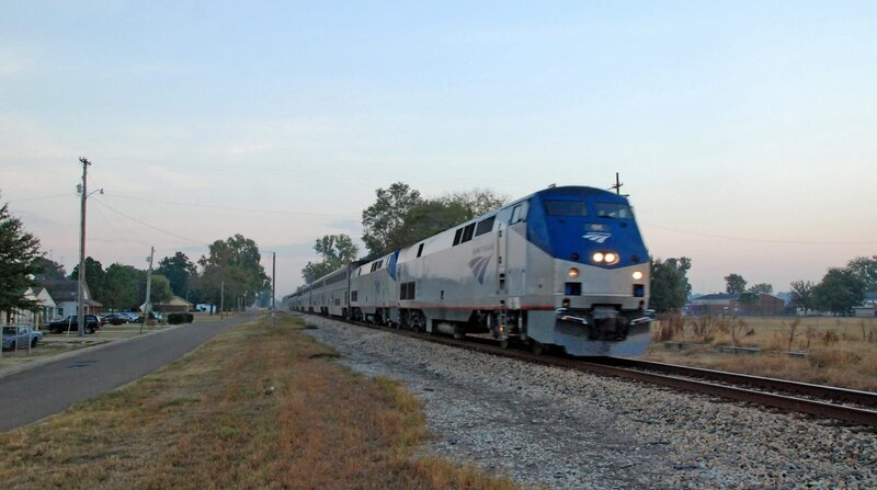 AMTRAK „City of New Orleans“ – Viele Bahngesellschaften gaben damals ihren Zügen Namen. Den „City of New Orleans“ gibt es schon seit den 1920er Jahren. Weltweit bekannt wurde er durch den gleichnamigen Song von Arlo Guthrie. – Bild: BR/​SWR