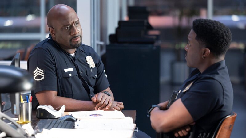 Officer Aaron Thorsen (Tru Valentino) kehrt nach einer längeren Auszeit in den Dienst zurück und wird von Officer Grey (Richard T. Jones) einem strengen Test unterzogen, der entscheiden soll, ob er bereit ist, sich den Herausforderungen des Polizeialltags erneut zu stellen. – Bild: ZDF und Raymond Liu