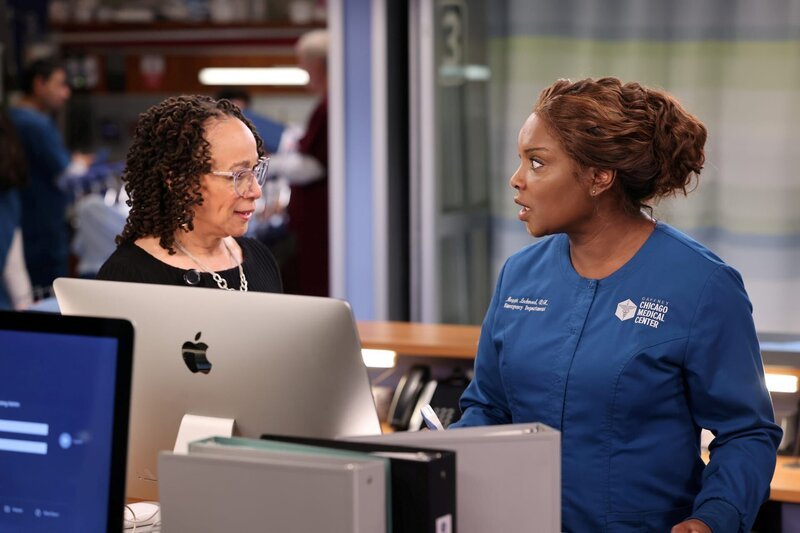(l-r) S. Epatha Merkerson als Sharon Goodwin, Marlyne Barrett als Maggie. – Bild: NBCUniversal Media LLC.