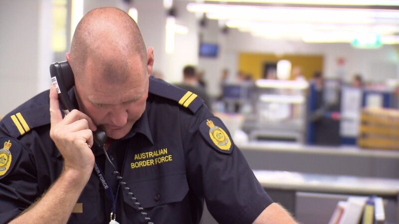 Eine Frau behauptet, unschuldig zu sein, obwohl sie verdorbenes Essen importieren will, und ein Mann schwitzt förmlich vor Angst auf der Stirn – hauptsächlich wegen eines Gelenks. – Bild: Seven Productions 2018 Lizenzbild frei