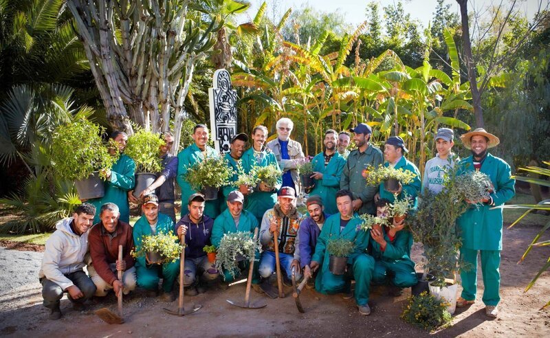 Andre Heller mit Gärtnern des Paradiesgarten „Anima“ in Marakkesch. – Bild: ORF/​WR Film/​ANIMA